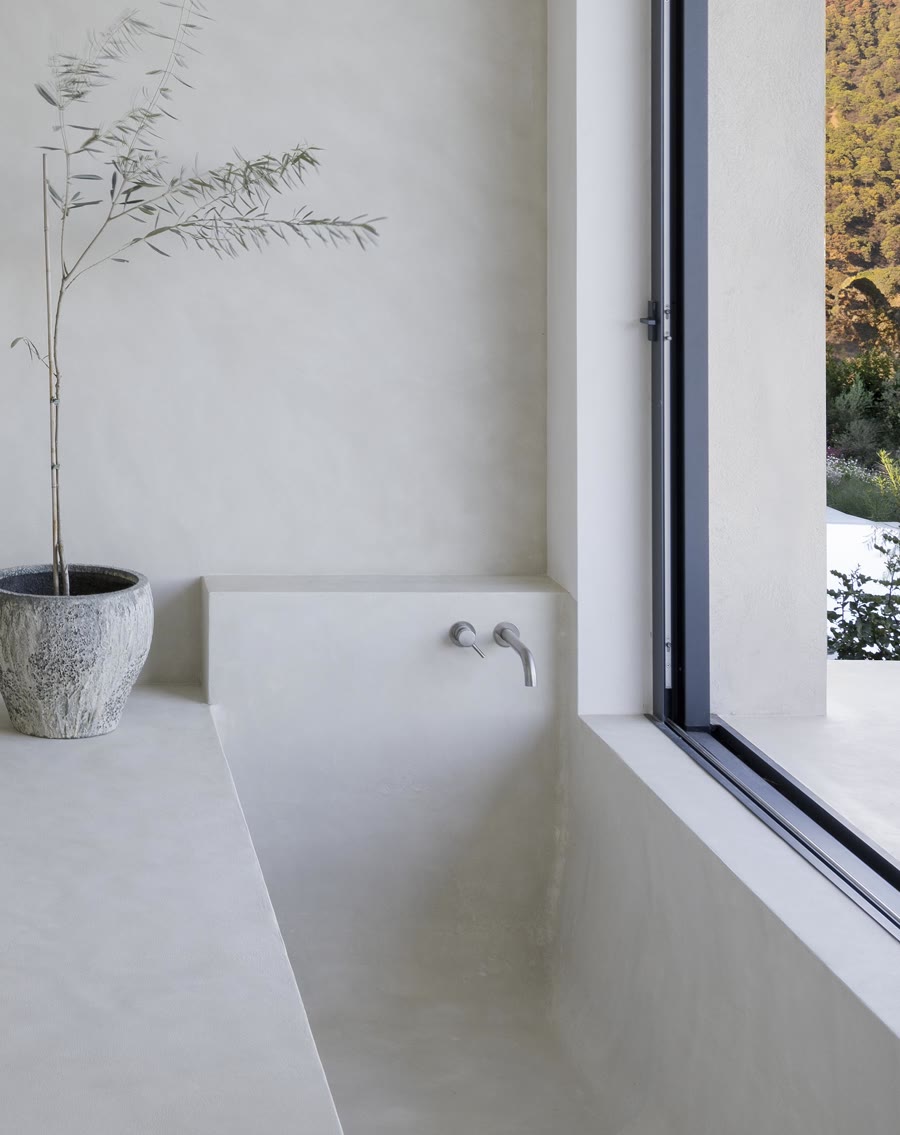 Microcement bath with brushed tap